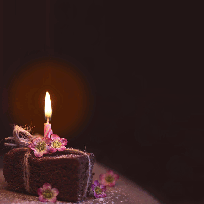 Gimtadienio atvirukai Animuotas gimtadienio atvirukas su tortu ir degančia žvakute