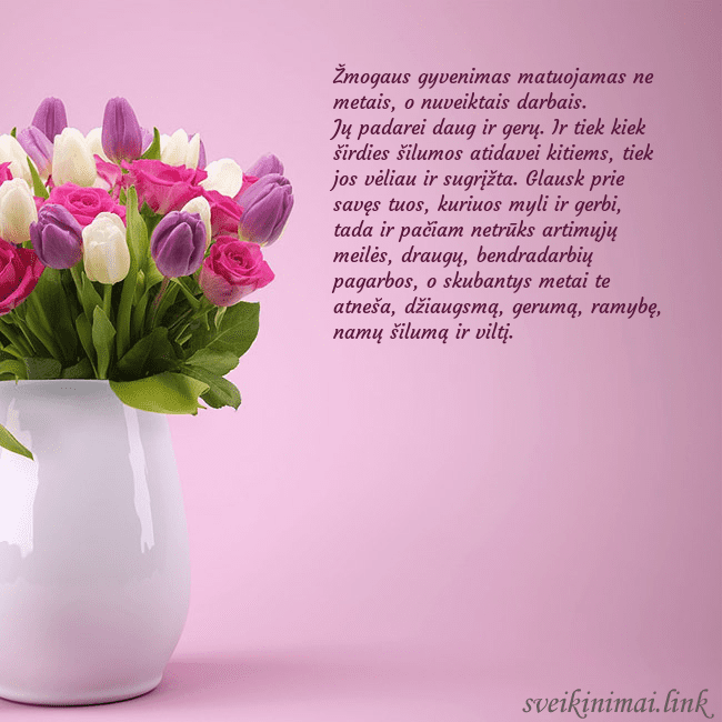 Gimtadienio atvirukas tulpėmis vazoje