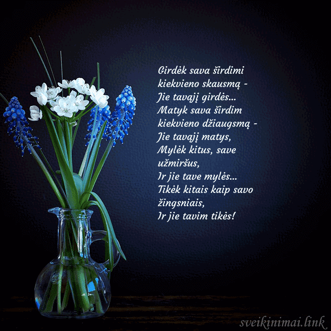 Atvirukas su žydrėmis vazelėje