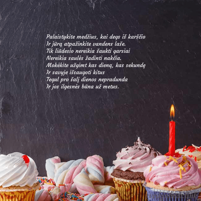 Gimtadienio atvirukas su daug keksiukų ir žvakute