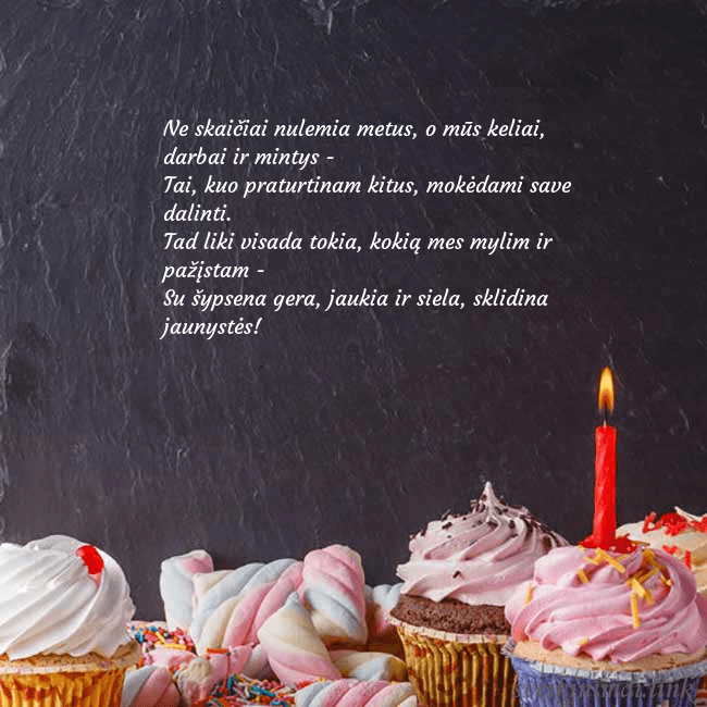 Gimtadienio atvirukas su daug keksiukų ir žvakute