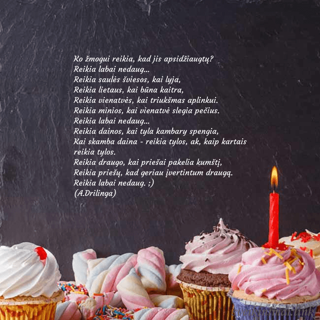 Gimtadienio atvirukas su daug keksiukų ir žvakute