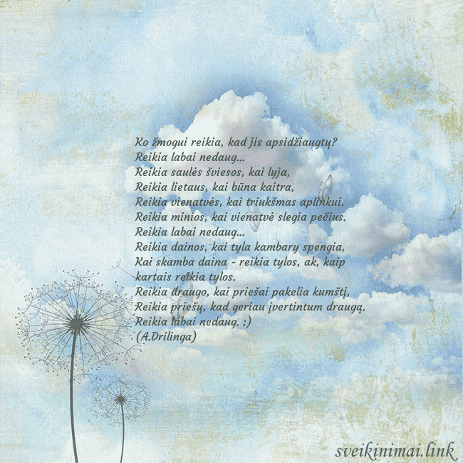 Atvirukas su debesimis, pienės pūkais ir drugeliu